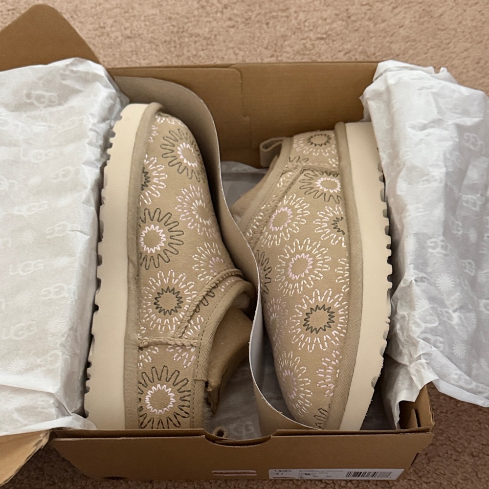 UGG Womens Beige Suede Daisy Slip-On Sneakers